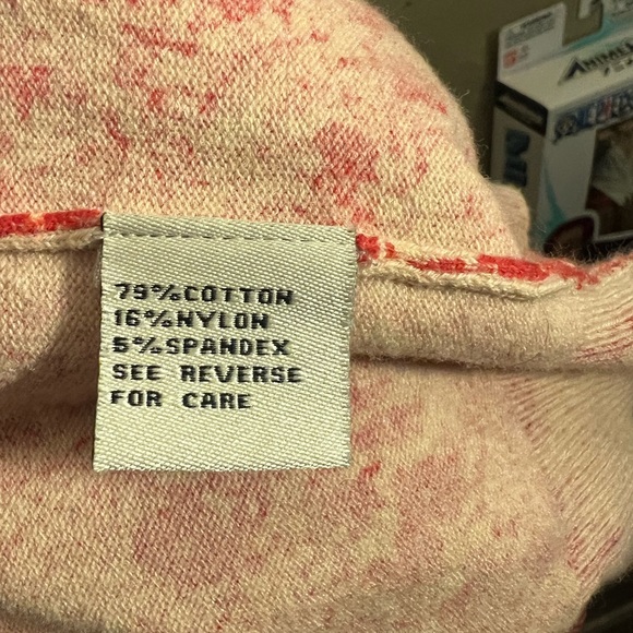 red and white cardigan with flower designs and transparent pearl buttons - Picture 5 of 6